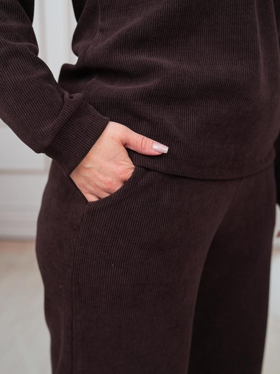 ქალის თბილი კოსტიუმი კაპიუშონით - კომფორტული და სტილური არჩევანი სეზონისთვის