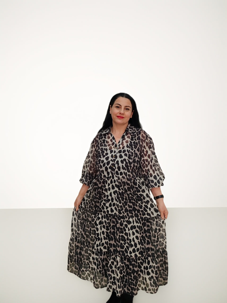 ლეოპარდის შიფონის კაბა, რომელიც გაწვდილი და მაცდური სტილის ელემენტებს აერთიანებს. იდეალური არჩევანია თანამედროვე ქალისთვის, შეძენა შესაძლებელია რუსთავში, საქართველო.