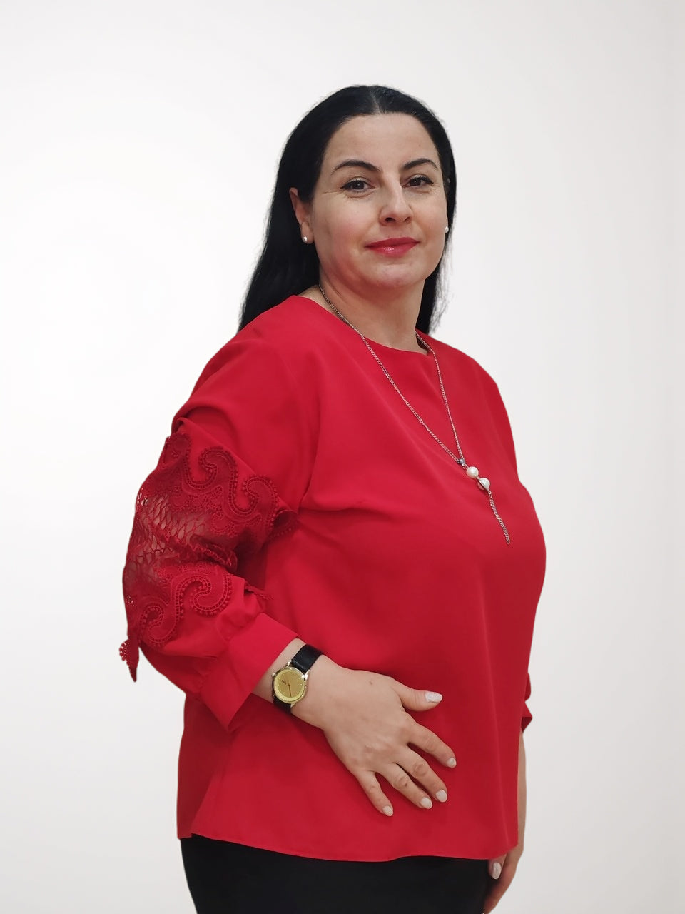 ბლუზკა - წითელი სექსუალური ბლუზა, მოდელი უპირატესად ფართო ჯემპერული სახელებით, რომელიც ასახავს დახვეწილობას და სიმართლეს.