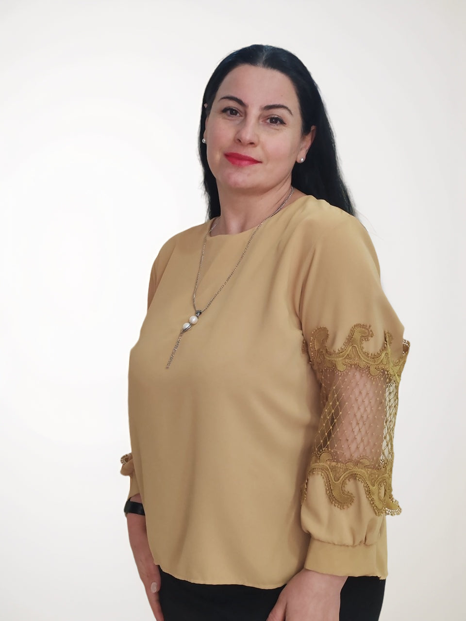 თეთრი ბლუზა მაქმანის სახელოებით - ელეგანტური დიზაინი და კომფორტული სამოსი