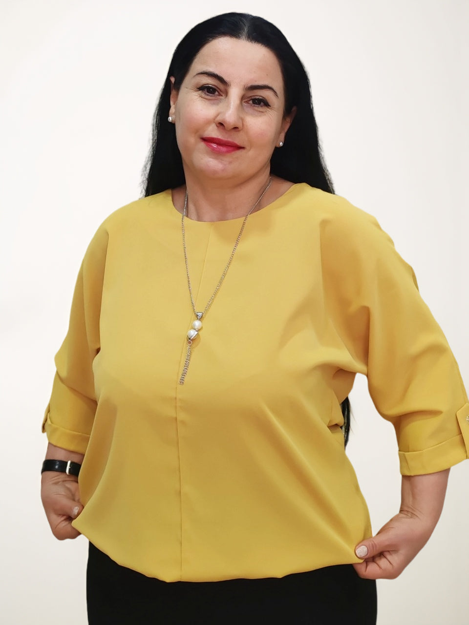 ბლუზა პანელის დიზაინით, იღბლიანი žibuoklės სახეობა, არსებული ყვითელი ფერი და ლითონის მძივების ბლუზა.