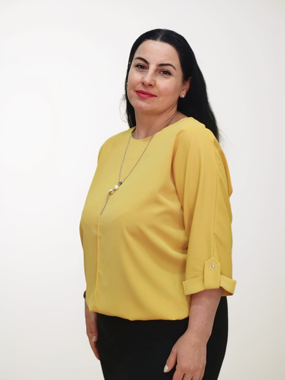 გვერდიდან ხედვა, ყვითელი შალის ბლუზა და მოდელი, ლითონის მძივების ბლუზა.