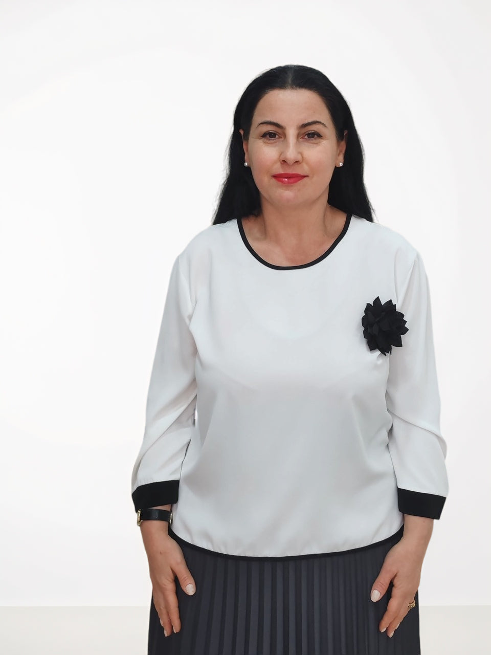ბრენდის Just econom სპეციალური დიზაინის ბლუზები საქართველო, თეთრი ბლეუზი, მოდელი პირდაპირი ხედიდან.