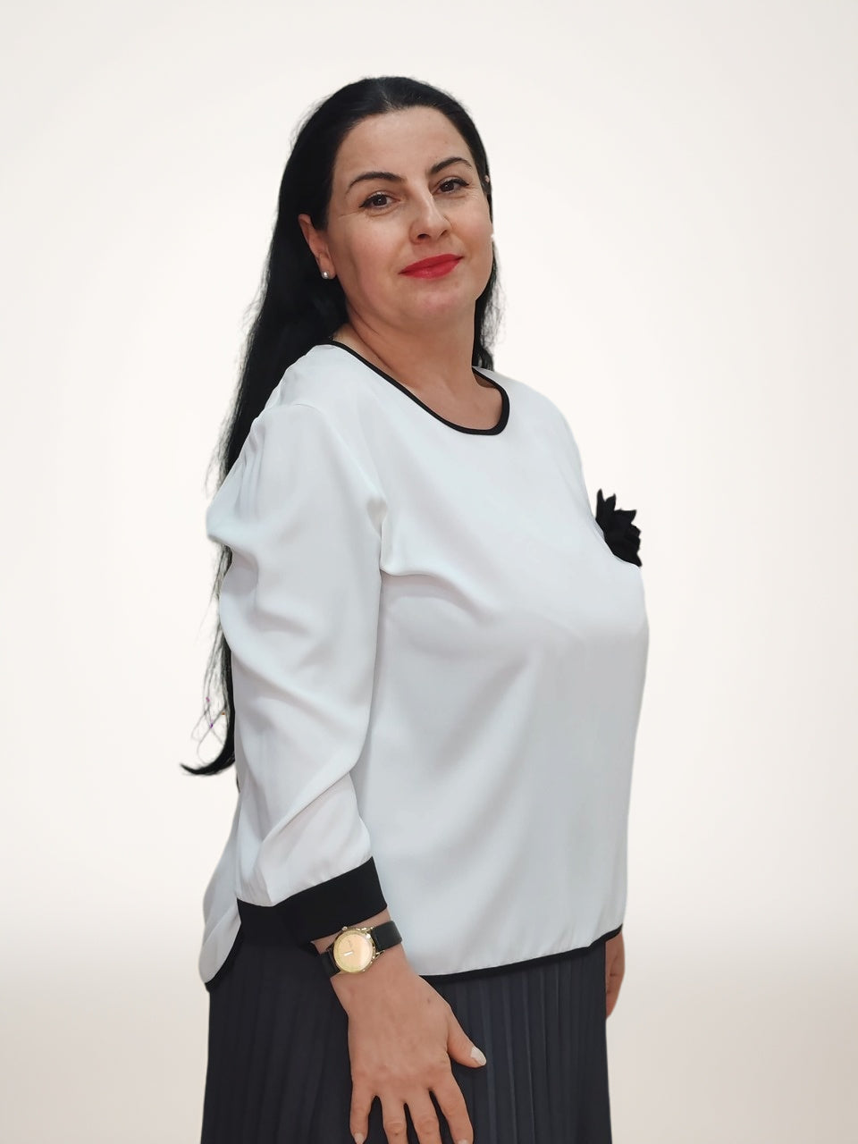 ბრენდის Just econom სპეციალური დიზაინის ბლუზები საქართველო, თეთრი ბლეუზი, მოდელი სარკის წინ, შავი ყვავილით.