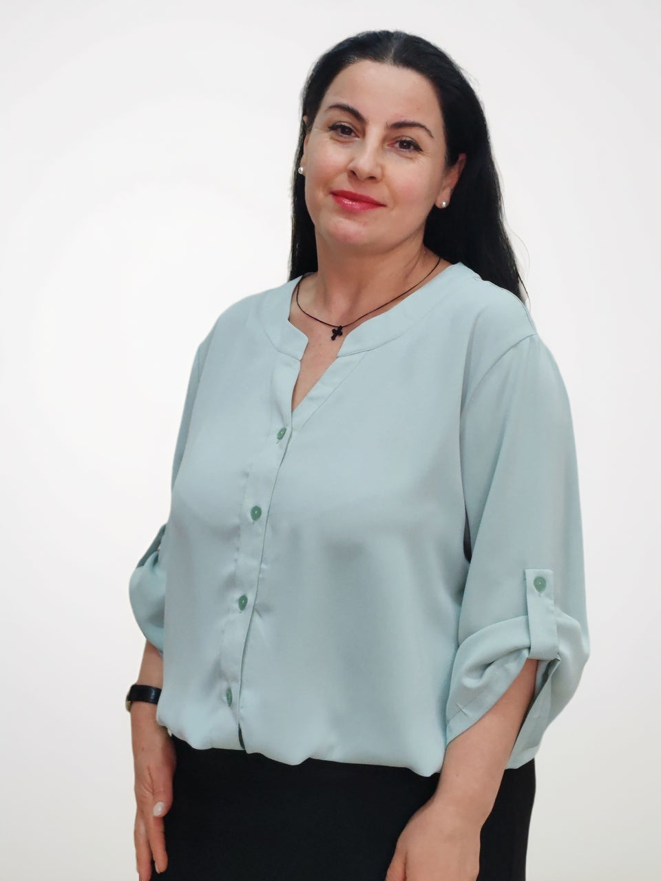 ბლუზკა, წინა ხედით, სინათლის ფერში. გააჩნია სიმდიდრე და კომფორტი, რაც მას ხდის პრაქტიკული და სტილური ბლუზები.