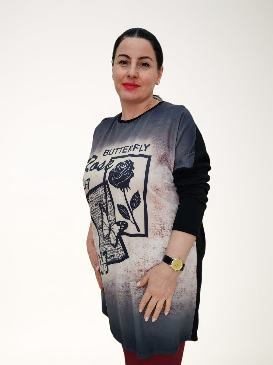 ბლუზა გვერდითი ხედით, ყვავილოვანი პრინტით და შავი დეტალებით. რბილი და კომფორტული ბამბუკის ქსოვილი, შექმნილია ყოველდღიური კომფორტისთვის.