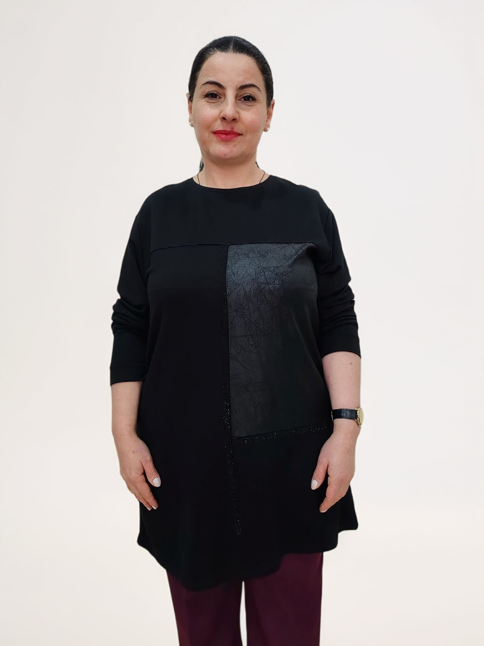 Just econom ბრენდში შექმნილი ელეგანტური გრძელი ბლუზა ეკო ტყავის ჩანართებით.