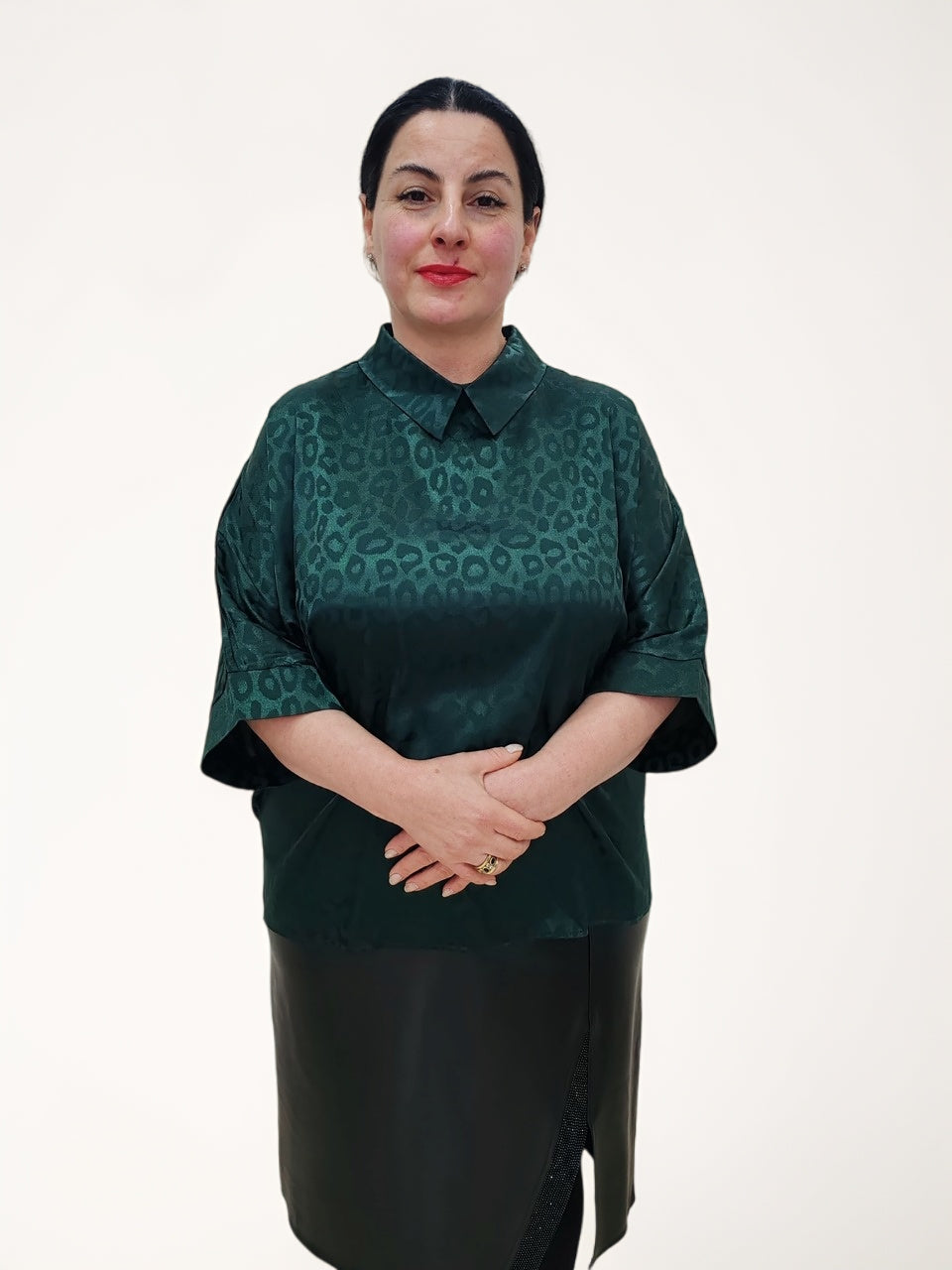 ბლუზა ქალმა მჭიდროდ გაყიდვაზე, წინა ხედიდან, აცვიათ, აბრეშუმის ბლუზა საყელოთი რაგლანის სახელოებით რუსთავი, მაისურის თანამედროვე დიზაინით, მომხიბლავი სტილით.