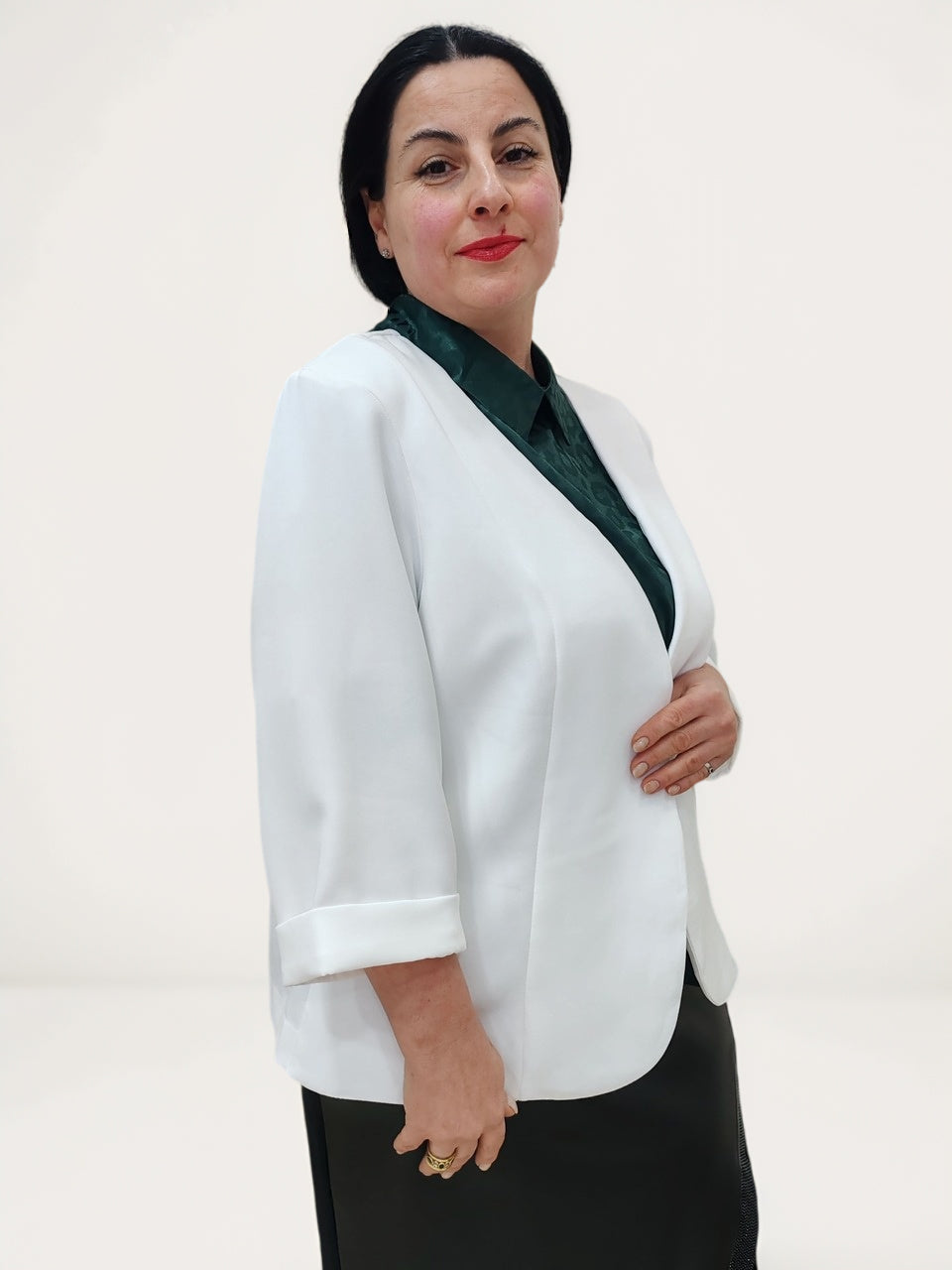 ქალის პიჯაკი თეთრი დიდი ზომის საქართველოში, მოდელი ვრცელ პიჯაკში, რომელიც მუცლის არეში კომფორტულად ეწყობა.