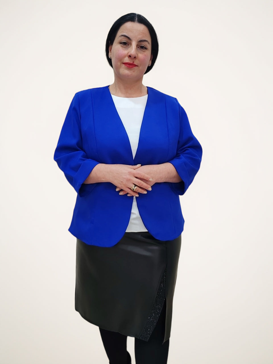 ქალის პიჯაკი ფერი ულტრამარინე რუსთავში. მოდელი ცხადად უჰყურებს კამერას, აცვიათ ულტრამარინის ქალის პიჯაკი და შავი ქვედაბოლო.