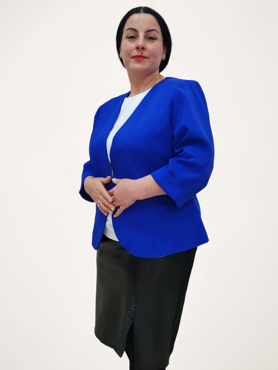 ქალის პიჯაკი ფერი ულტრამარინე რუსთავში. მოდელი ატარებს ულტრამარინის ქალის პიჯაკს, რომელსაც შავი ქვედაბოლოსთან ერთად ეცვა, უდიდესი მოდა და სტილი.