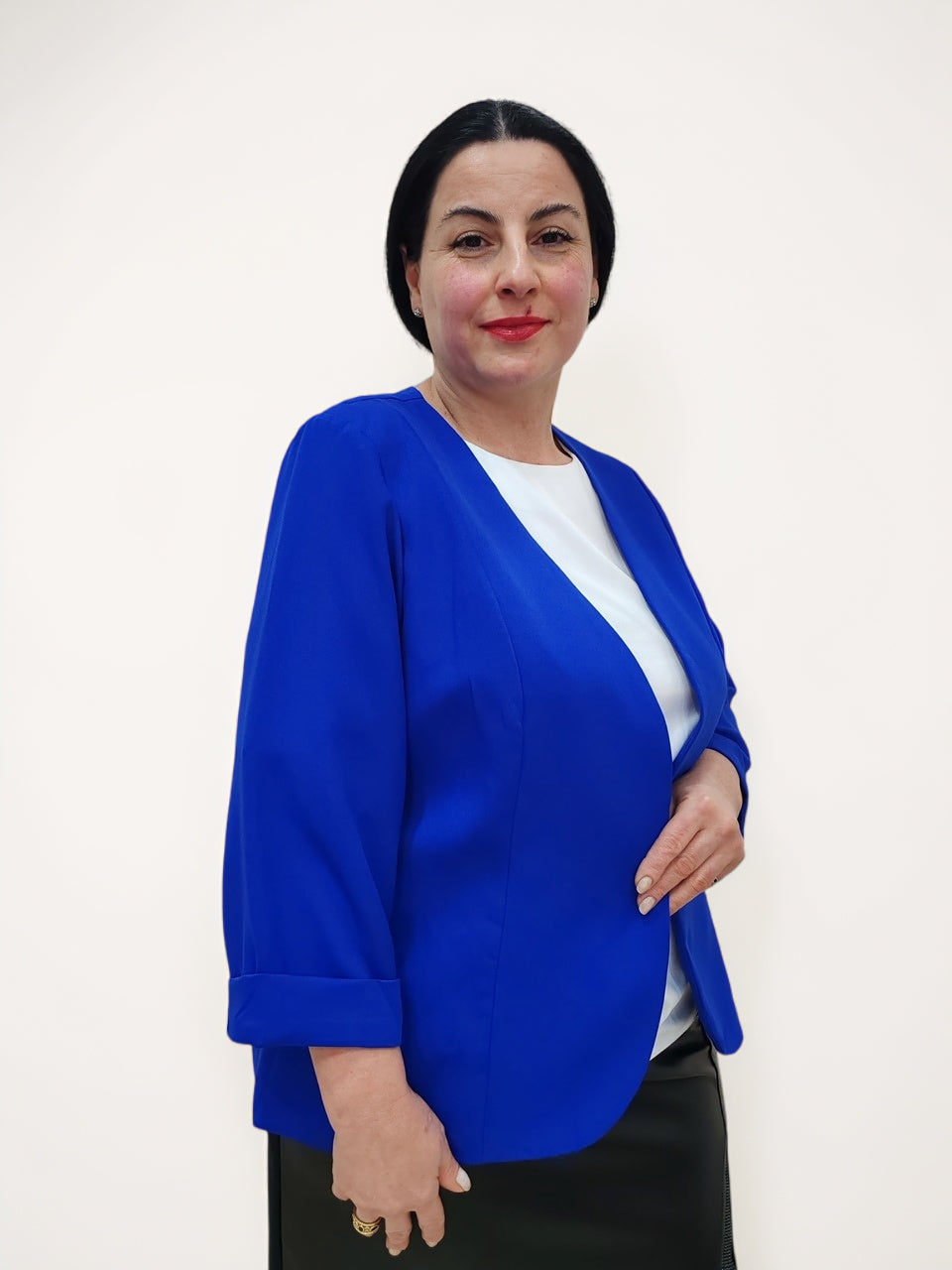 ქალის პიჯაკი ფერი ულტრამარინე რუსთავში. მოდელი დგას ორიგინალურ პოზიციაში, აცვია ულტრამარინის პიჯაკი და თეთრი მაისური.