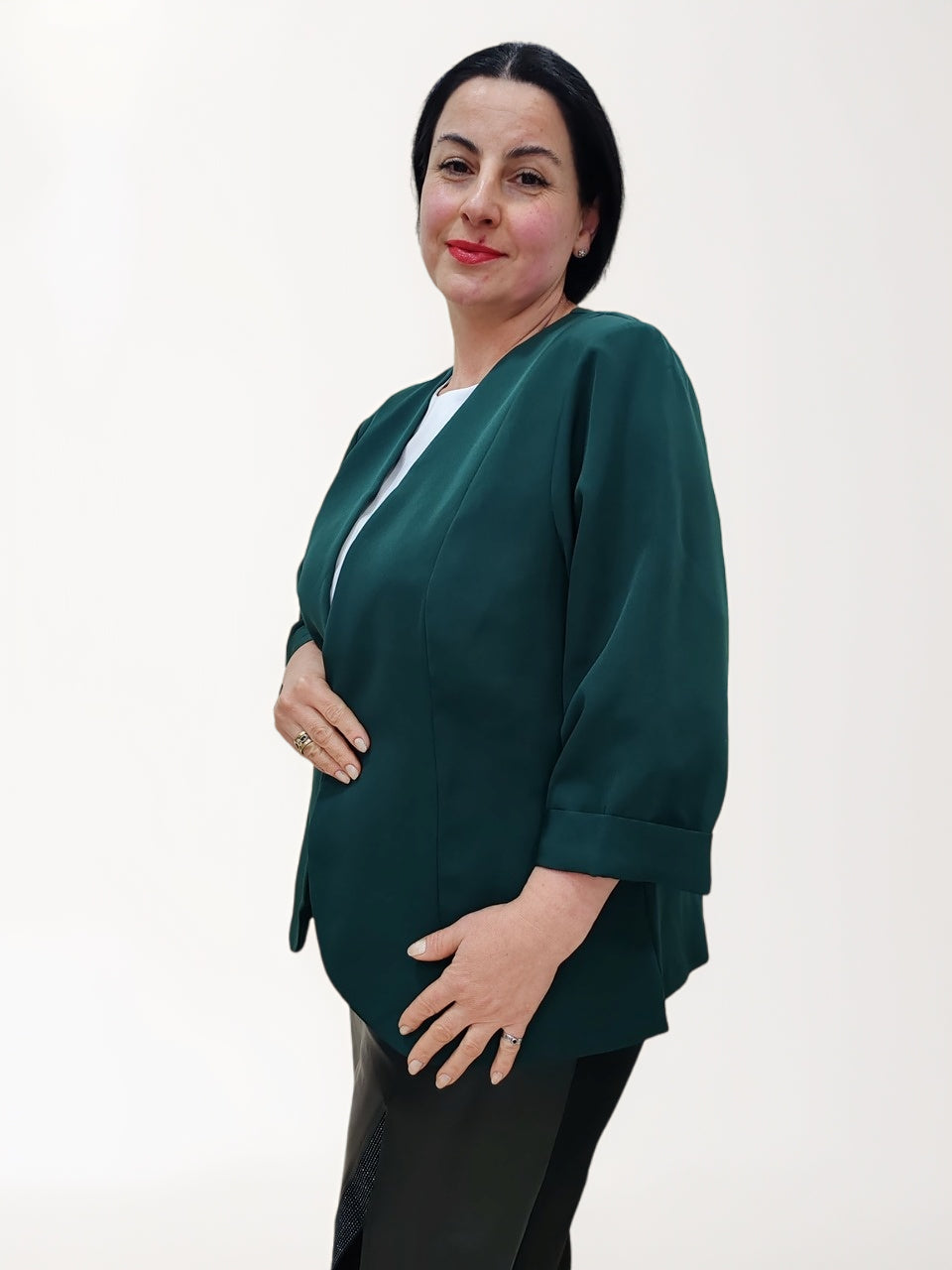 ქალის პიჯაკი პლუს ზომა, მოდელი აცვია ძალიან კომფორტული მწვანე პიჯაკი, იდეალური ოფისსა და ყოველდღიური გამოყენებისთვის.