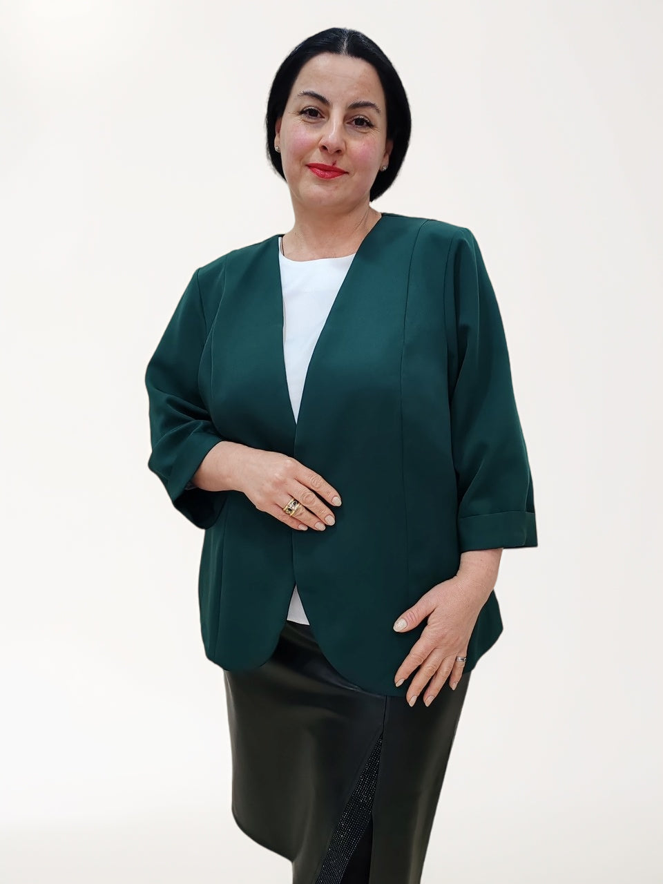 ქალის პიჯაკი პლიუს ზომა, მწვანე პიჯაკი რომელიც აცვიათ მოდელს, იდეალურია საქმიანი შეხვედრებისთვის.