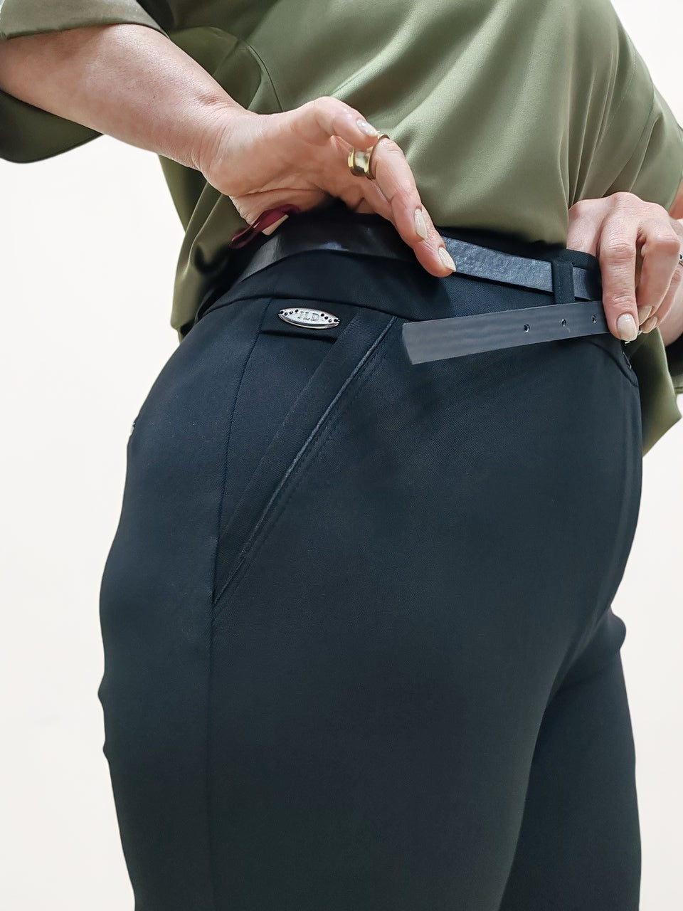 კლასიკური ქალის შარვალი ჯიბეებით, მოდელის უკანასკნელი ხედვა კომფორტული დიზაინით.