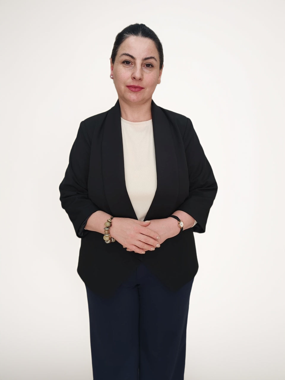 ქალის პიჯაკი შავი ბლэзერი ბათუმში, მოდელი აცვია პიჯაკი, დააჩვენებს მხოლდ ჩაცმის სტილს.