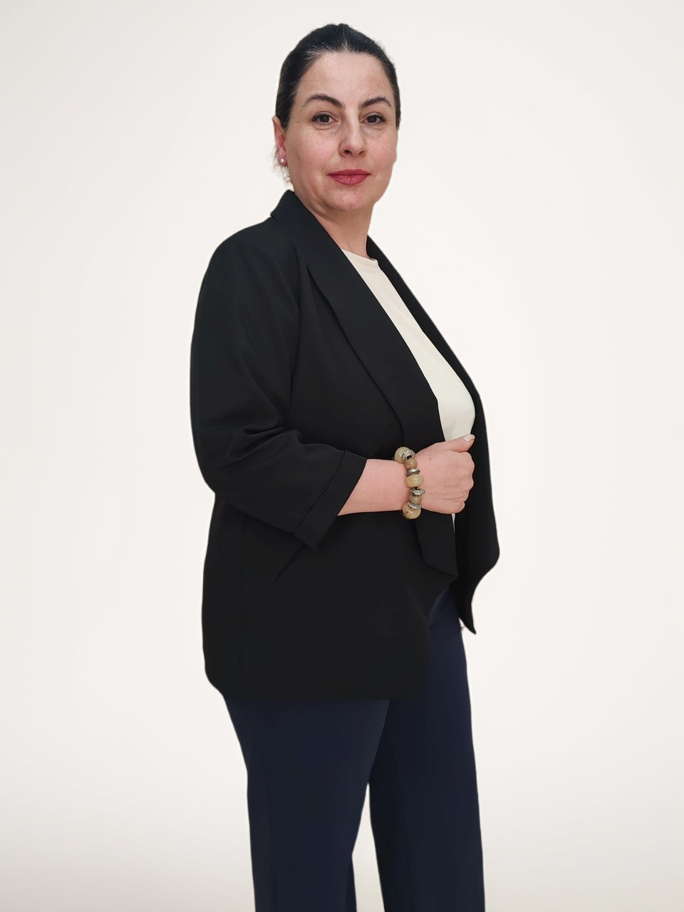 ქალის პიჯაკი შავი ბლэзერი ბათუმში, მოდელის გვერდითი ხედვა, მაღალი ხარისხის მასალები.