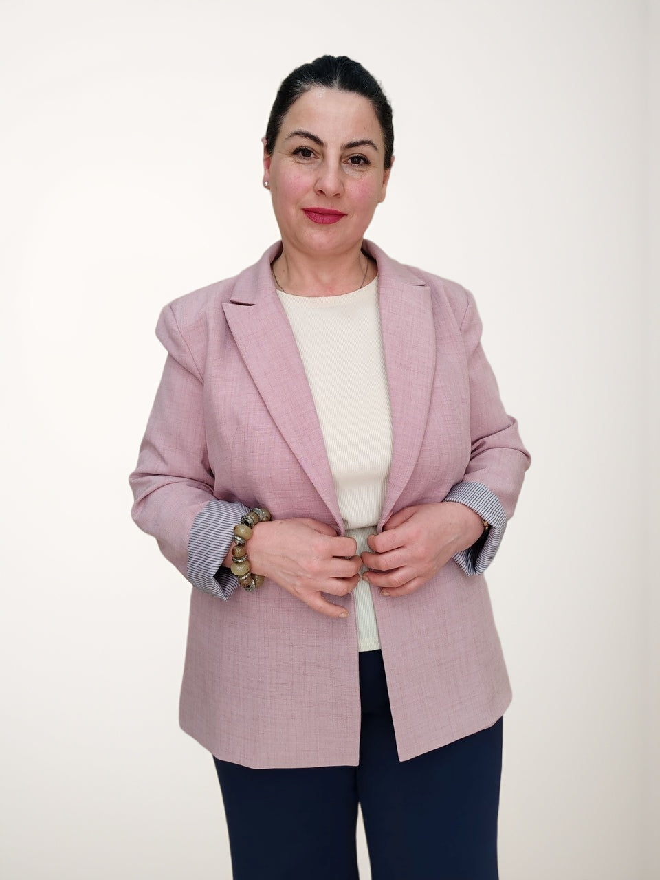 თეთრეულის ქსოვილისგან დამზადებული ქალის პიჯაკი საქართველოში, მოდელი წინა ხედვით, ვარდისფერი პიჯაკი ტანისამოსთან ერთად.