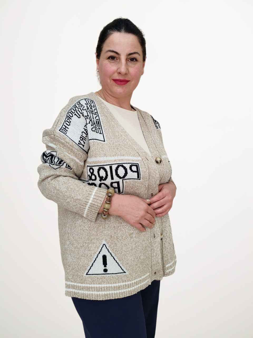 ქალის ასო პრინტიანი ჟაკეტი დაბალ ფასად საქართველოში - გამოსხივებული მხრის მხედველობითი ნახატი, სადაც მოდელი პოზირებს ჟაკეტით, სიმპატიური ტანსაცმლით.