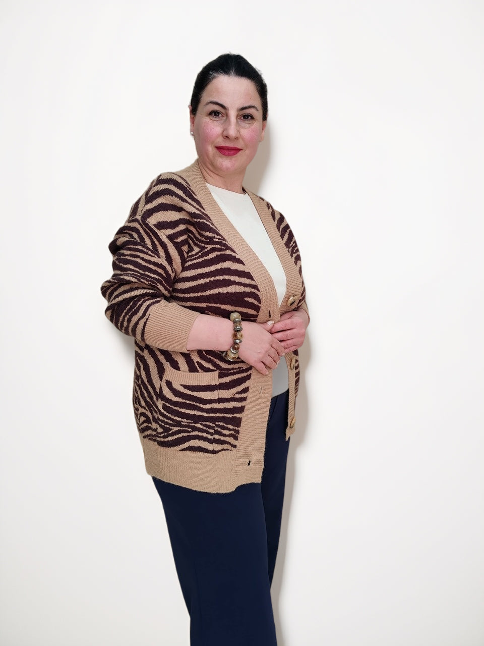 ქალის ჟაკეტი ზოოლოგიური პრინტით თბილისში, მეცადინეობით პოზა, სამოსი ზოოლოგიური პრინტით და თანამედროვე დიზაინით.