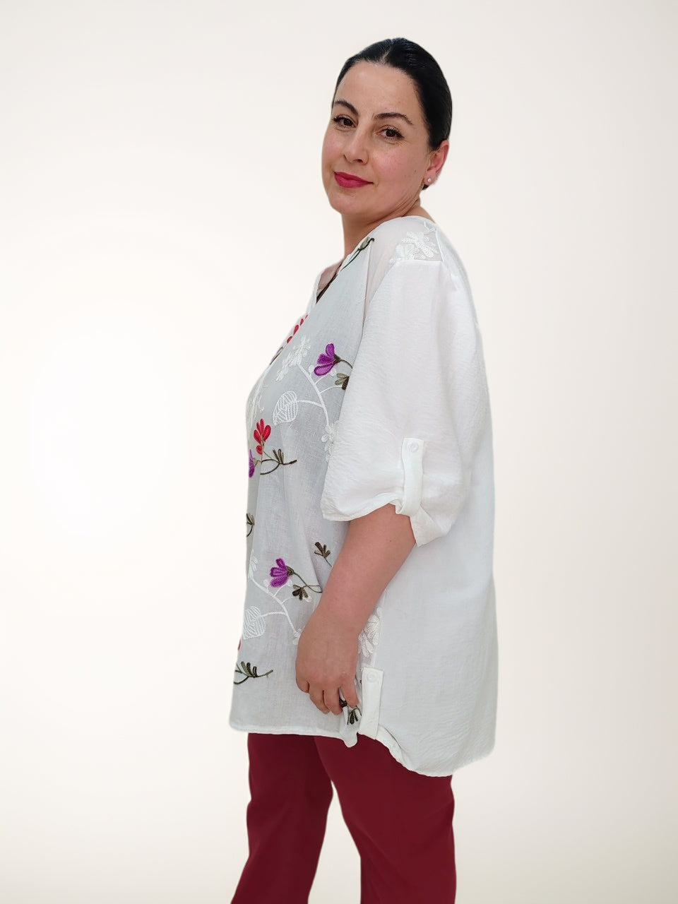 თეთრი საზაფხულო ბლუზა წითელი ყვავილების ნაქარგებით, მხრებში მსუბუქი, კომფორტული სტილი, იდეალურია ყოველდღიურ ჩაცმულობაზე.