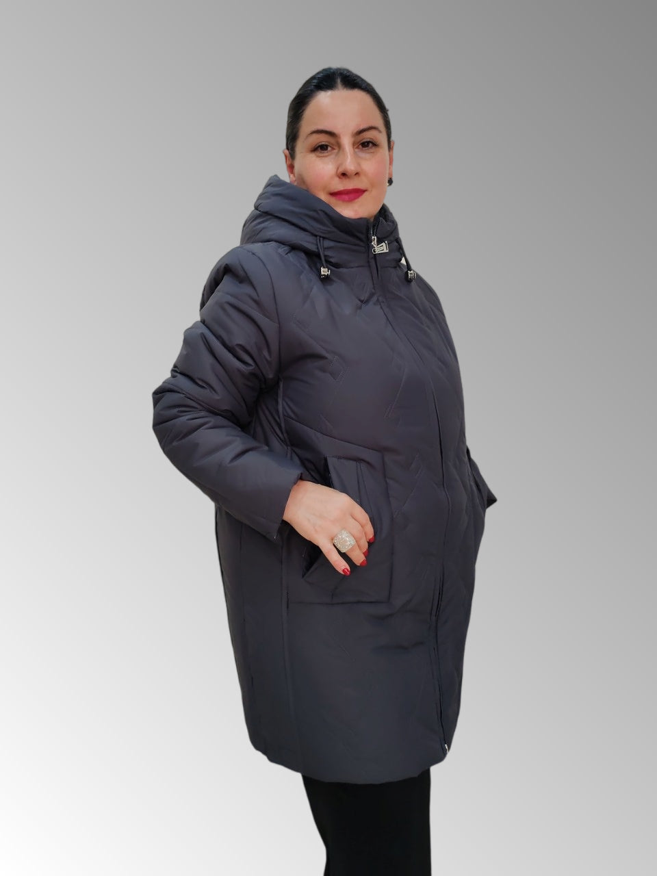 ქალის ზამთრის ქურთუკი დიდი ზომის, მუქი ფერის და ელეგანტური დიზაინი.