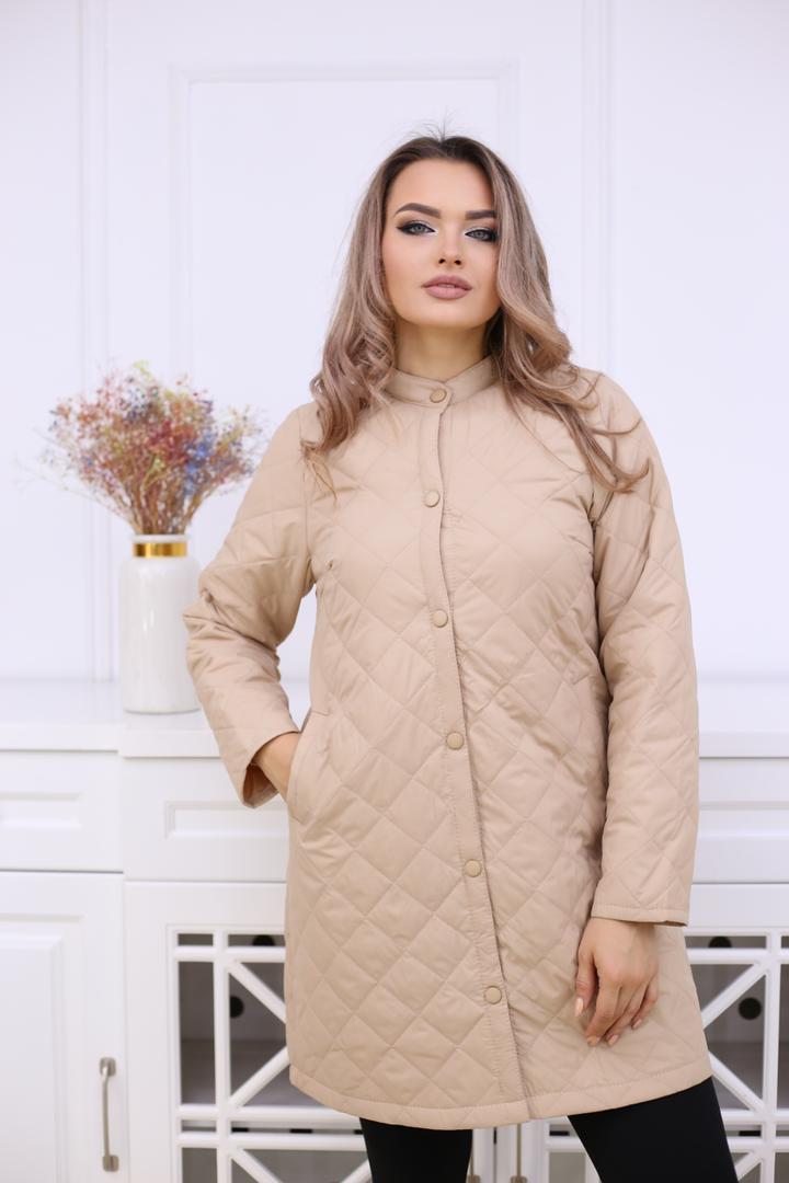 ქალის კლასიკური ქურთუკი კრემისფერი რუსთავში, მოდელი ატარებს მშვენიერ კრემისფერი ქურთუკს, რომელიც მდიდრული ტექსტურითაა შესრულებული და იდეალურია ყოველდღიური ფართო გამოყენებისთვის.