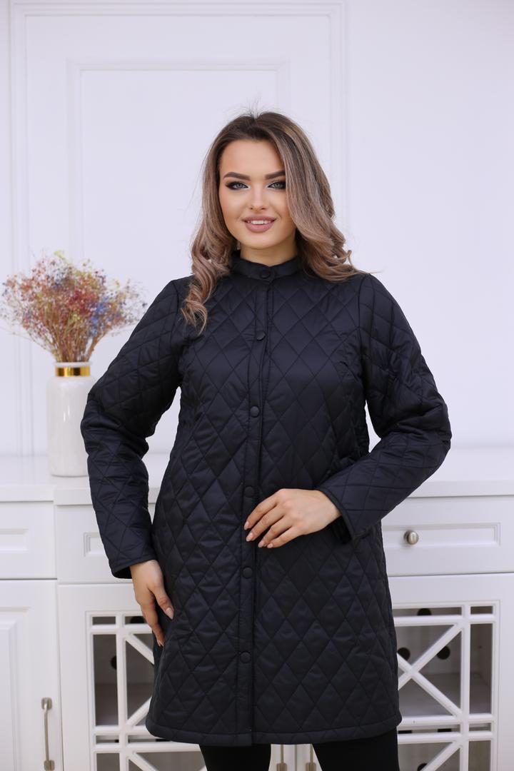 ქალის კლასიკური ქურთუკი, შავი ფერით და ღილაკებით, მოდელირებული ქალის გამოსახულებით.