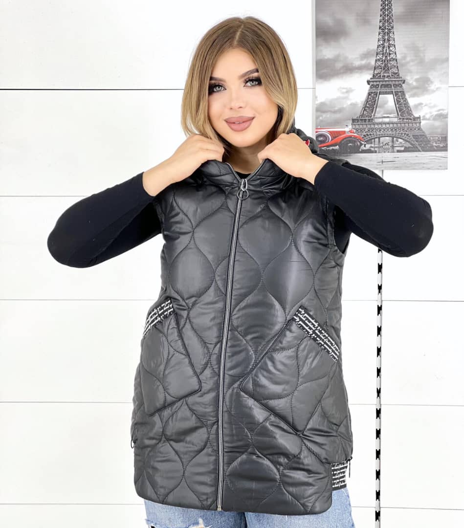 ქალის მოჭრილი ჟილეტი თბილისში, მოდელი აჩვენებს ჟილეტის დეტალებს და როგორ შეიძლება ჩაიცვა იგი.