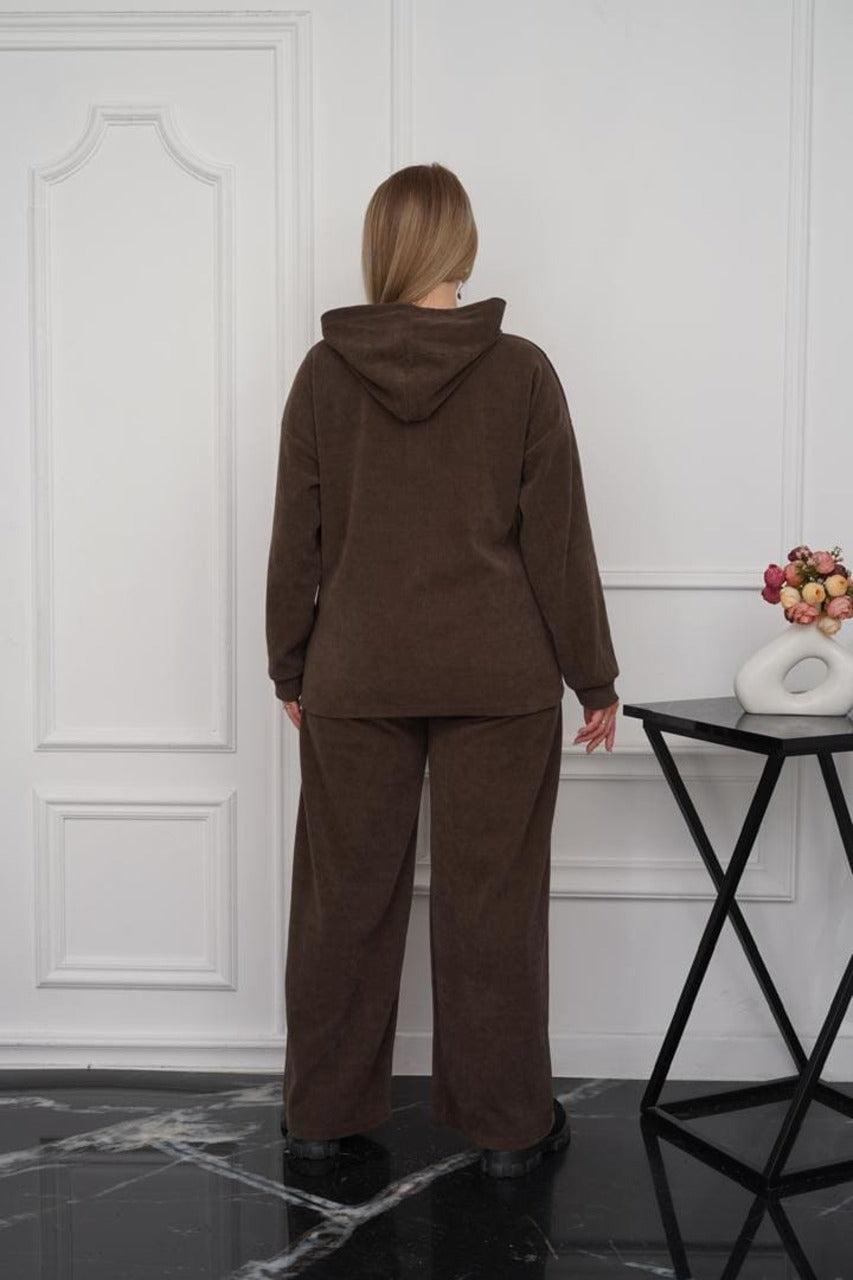 ქალის თბილი კოსტიუმი კაპიუშონით - კომფორტული და სტილური არჩევანი სეზონისთვის