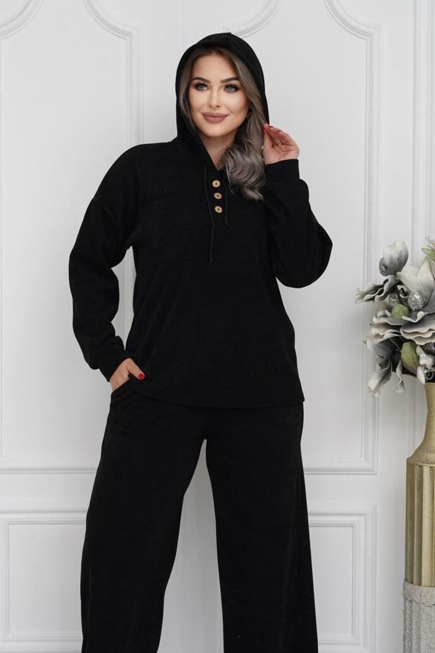 ქალთა შავი პლუს ზომის კოსტუმი საქართველოში - მოდური და კომფორტული დიზაინი.