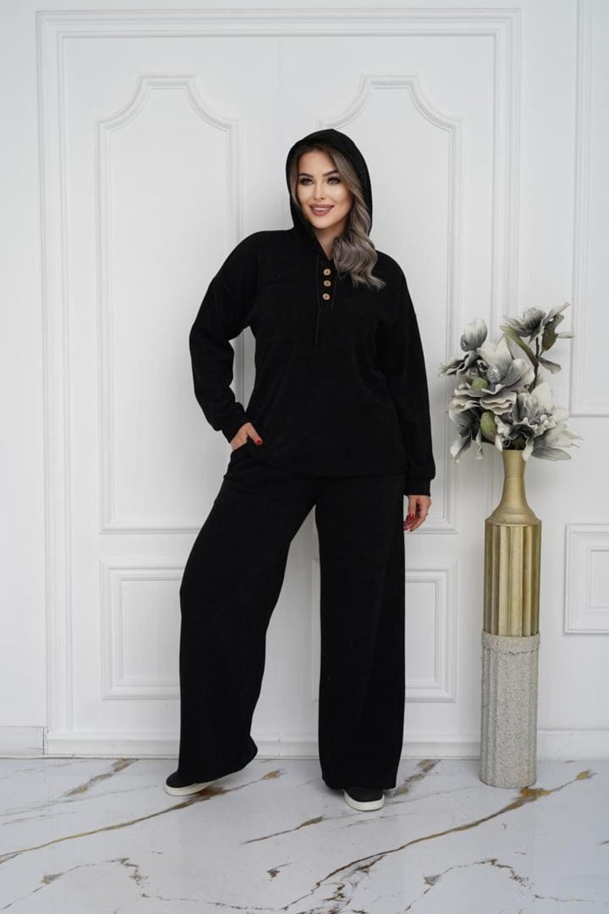 ქალთა შავი პლუს ზომის კოსტუმი საქართველოში - მოდური და კომფორტული დიზაინი, შესანიშნავია ოფისისა და არა ოფიციალური ღონისძიებებისათვის.