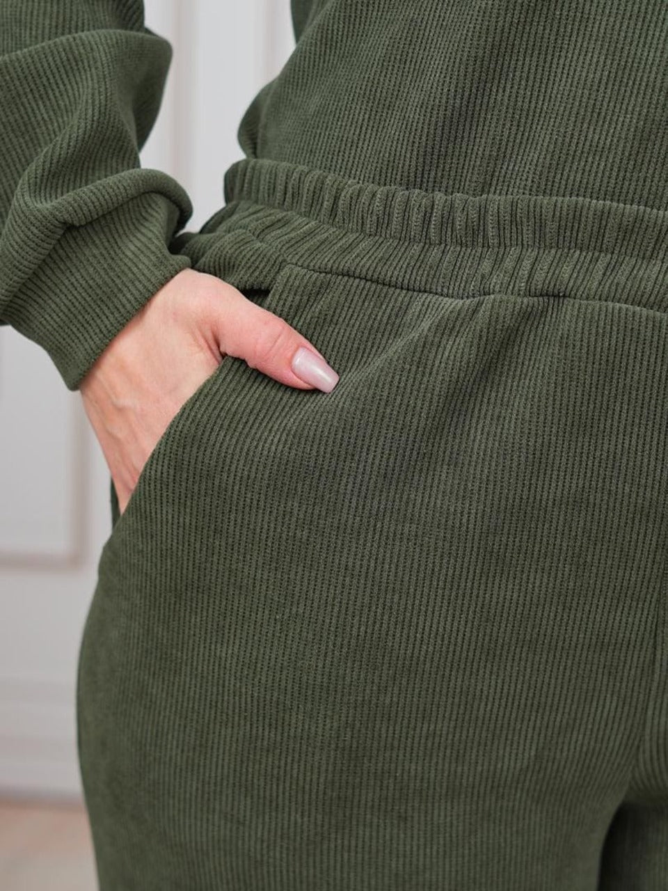 ქალის ხაკისფერი კორდის კოსტუმი შარვლით - იდეალური კომბინაცია შარვლით.