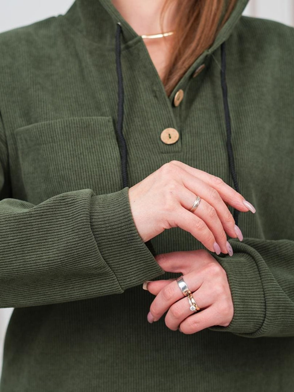 ქალის ხაკისფერი კორდის კოსტუმი შარვლით - მოდური და თანამედროვე ხარისხი.