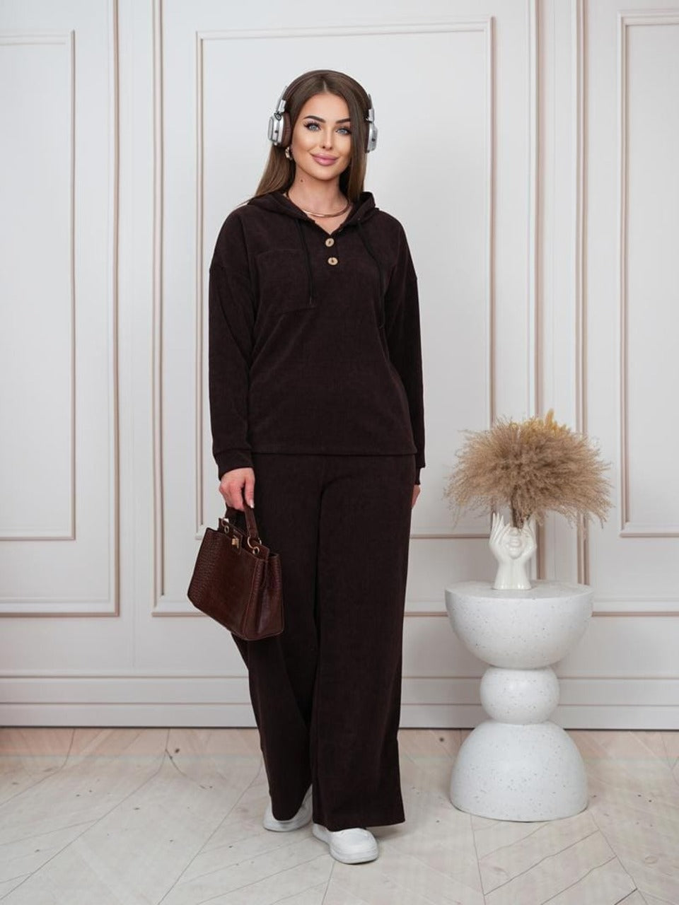 ქალის თბილი კოსტიუმი კაპიუშონით - კომფორტული და სტილური არჩევანი სეზონისთვის