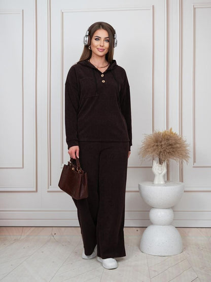 ქალის თბილი კოსტიუმი კაპიუშონით - კომფორტული და სტილური არჩევანი სეზონისთვის