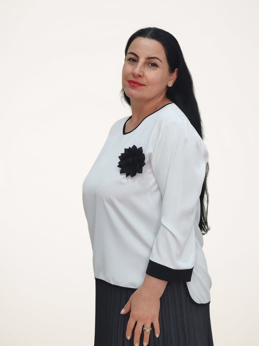 ბრენდის Just econom სპეციალური დიზაინის ბლუზები საქართველო, თეთრი ბლეუზი, ბოლოს შავი დეტალებით და ყვავილის უმასრათနှაიულიდან.