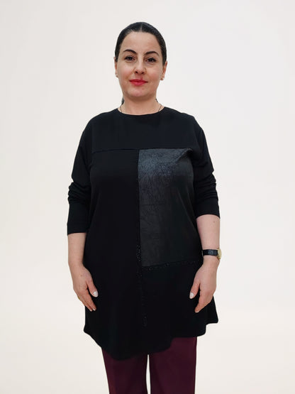 Just econom ბრენდში შექმნილი ელეგანტური გრძელი ბლუზა ეკო ტყავის ჩანართებით.