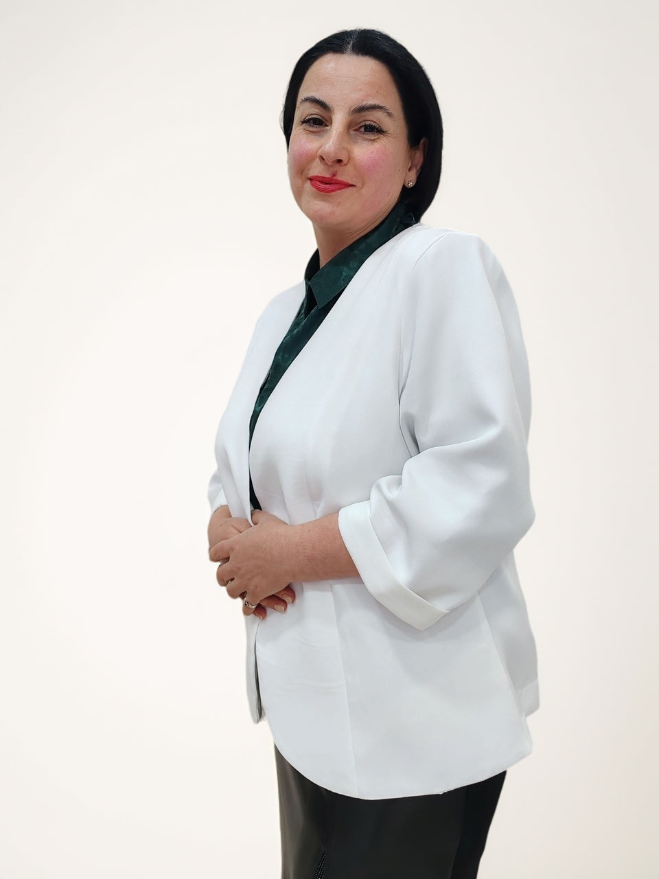 ქალის პიჯაკი თეთრი დიდი ზომის საქართველოში, მოდელი საოცრად გამოიყურება, პიჯაკის გარშემო მოკლე სახელებით.