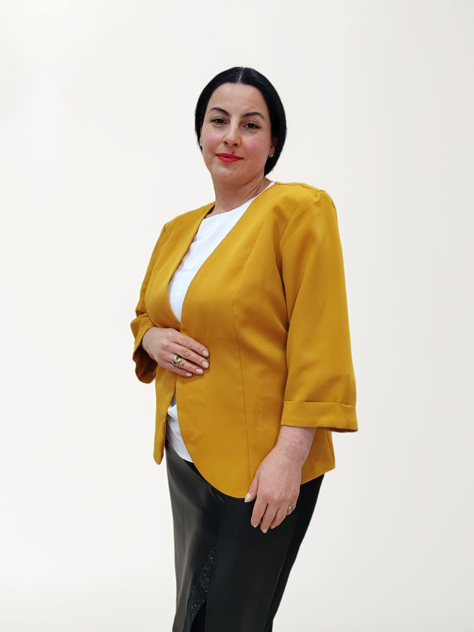 ქალის მდოგვის პიჯაკი პლუს ზომა, ქცევის კუთხით, აღნიშვნით ქალის ყოველგვარ აღჭურვილობაზე.