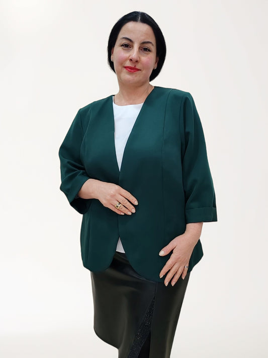 ქალის პიჯაკი პლიუს ზომა, მწვანე პიჯაკი რომელიც აცვიათ მოდელს, იდეალურია საქმიანი შეხვედრებისთვის.