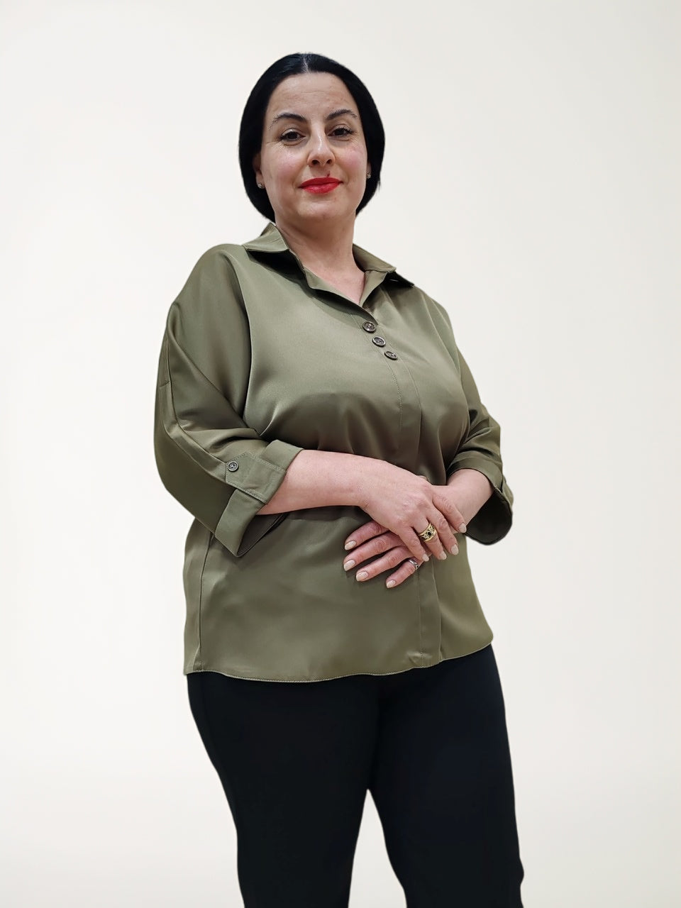 ბლუზა  ოლივი აბრეშუმის ბლუზა დეკოლტეს სამი ღილაკით, ელეგანტური პოზა და სითბო.