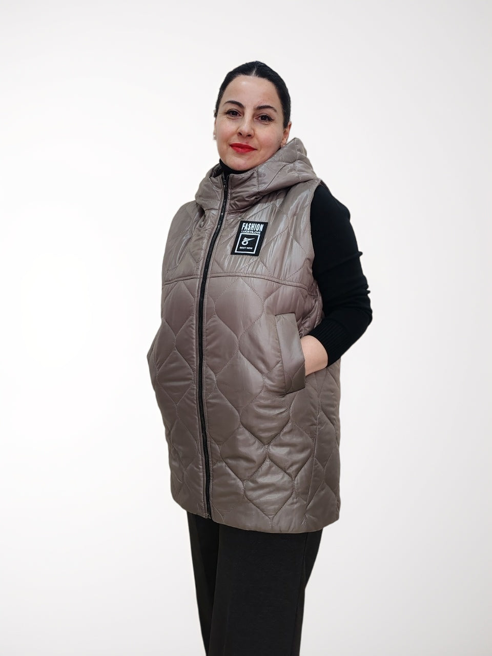 - ქალის ჟილეტი კაპუჩინოს ფერი დიდი ზომის საქართველოში, ქალის ტიპის მოდელთან ერთად, ელეგანტური სამოსი.