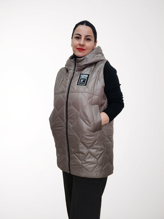 - ქალის ჟილეტი კაპუჩინოს ფერი დიდი ზომის საქართველოში, ქალის ტიპის მოდელთან ერთად, ელეგანტური სამოსი.