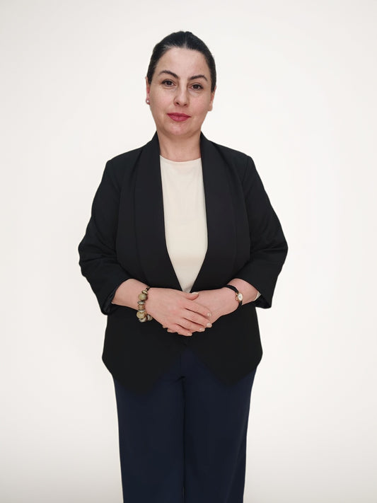 ქალის პიჯაკი შავი ბლэзერი ბათუმში, მოდელი აცვია პიჯაკი, დააჩვენებს მხოლდ ჩაცმის სტილს.