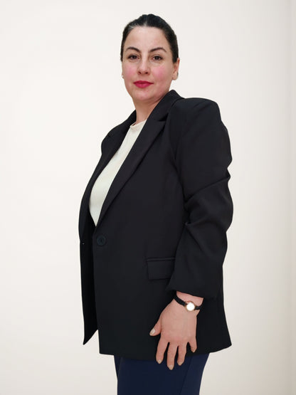 ქალის პიჯაკი კლასიკური შავი თბილისის მოდელი, გვერდითი ხედით, სტილის და კომფორტის იდეალური კომბინაცია.