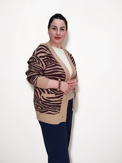 ქალის ჟაკეტი ზოოლოგიური პრინტით თბილისში, მეცადინეობით პოზა, სამოსი ზოოლოგიური პრინტით და თანამედროვე დიზაინით.
