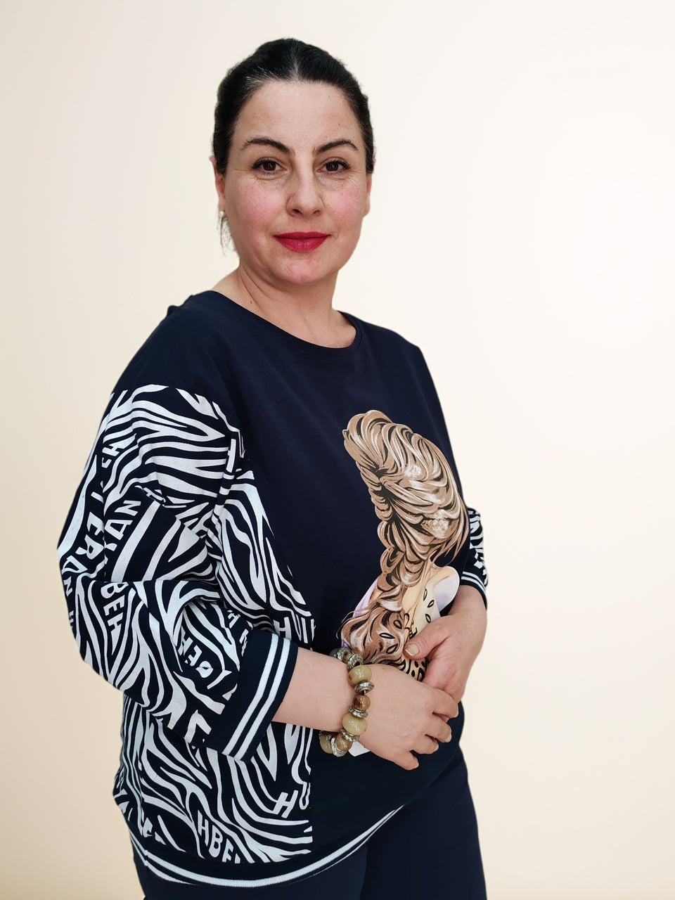 ქალური მაისური დიდი ზომის საქართველოში, წარმოდგენილი ქალის მოდალით, რომელიც აცვია მშვენიერი მაისური ზებრის ნიმუშით.