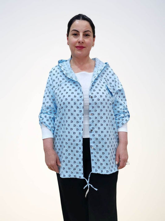 Блузка - ბამბის ბლუზა თავსახურით,light blue design with D letter pattern, model presenting the front view.