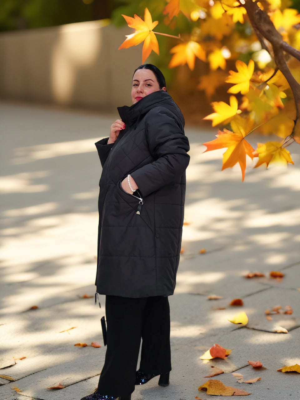 ქურთუკი - უმაღლესი ხარისხის თბილი და თხელი ქურთუკი გვერდითი ჯიბეებით პლუს ზომის ქალებისთვის.